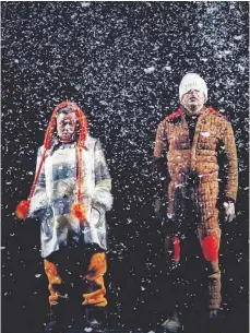  ?? FOTO: KAMMERSPIE­LE ?? Schwester und Bruder in der Kälte: Ursula Werner (l.) und Thomas Schmauser fliehen in eine Fantasiewe­lt.