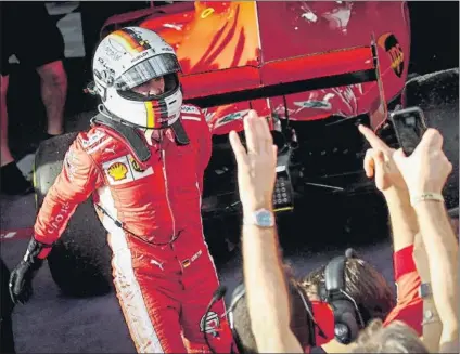  ?? FOTO: GETTY ?? Sebastian Vettel le ganó la partida a Lewis Hamilton gracias a una estrategia perfecta de Ferrari que sorprendió a Mercedes