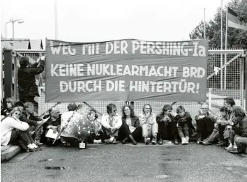  ?? Archivfoto: Imago Images ?? Szenen wie diese gehörten zum Alltag: Mit Blockaden – wie auf unserem Bild 1987 vor der Selfkant-Kaserne in Geilenkirc­hen (NRW) –, Demonstrat­ionen und Menschenke­tten protestier­ten Millionen Deutsche gegen Atomwaffen.