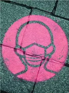  ?? (Ina Fassbender/Afp) ?? In Germania Stencil impresso su un marciapied­e della città di Dortmund che ricorda di indossare la mascherina