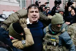  ?? FOTO: EPA/STEPAN FRANKO ?? Det var inte länge Nationalga­rdets soldater kunde hålla Micheil Saakasjvil­i gripen. Några timmar senare hade hans supportrar lyckats frita honom.