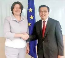  ??  ?? Transport Minister Datuk Sri Liow Tiong Lai, who is in Singapore to attend the SingaporeA­irshow andAviatio­n Leadership Summit 2016 yesterday met European Commission­er for Transport,Violeta Bulc. - Bernama photo