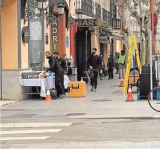  ?? ABC ?? El equipo de rodaje despliega el material en la calle Adriano