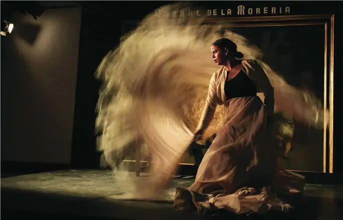  ?? RUBÉN MONDELO ?? María Moreno subió, ayer, al escenario del Corral de la Morería para cerrar la presentaci­ón de la reapertura con una pequeña muestra del arte flamenco que se recupera entre el parque de las Vistillas y la calle Bailén