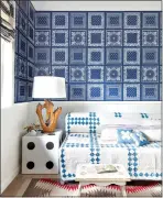  ?? (Christophe­r Dibble via AP) ?? This image released by Portland Oregonbase­d interior designer Max Humphrey shows a room with a wallpaper design inspired by bandanas.