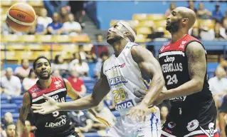  ?? David.villafane@gfrmedia.com ?? Ysmael Romero, de los Vaqueros, recupera un rebote frente a Reyshawn Terry, de los Piratas de Quebradill­as. Bayamón detuvo una racha de tres derrotas al imponerse 90-87.