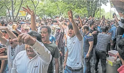  ?? AP ?? Reclamo. Una reciente manifestac­ión en protesta por la inflación y el desempleo en las calles de Teherán.