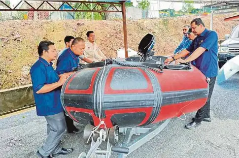  ?? ?? NIK Raisnan (kanan) meninjau persiapan menghadapi banjir di Gua Musang. - Gambar NSTP/ PAYA LINDA YAHYA