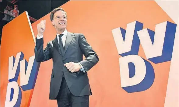  ?? PATRICK POST / AP ?? El primer ministro holandés, Mark Rutte, celebrando anoche la victoria electoral en La Haya