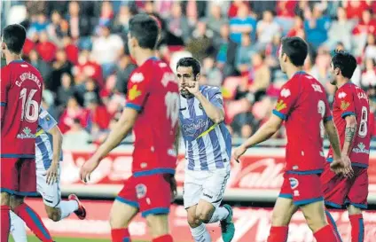  ?? FOTO: EFE ?? El defensa Kiko Olivas celebra su gol, el primero del Real Valladolid ayer en Los Pajaritos. El Numancia necesitará un milagro en Pucela