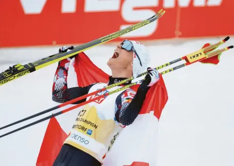  ?? Foto: Matthias Becker ?? Die Freude muss raus: Johannes Lamparter schreit nach seinem Sieg in der Nordischen Kombinatio­n beim Wettbewerb von der Großschanz­e. Auch auf dem Zehn‰Kilometer‰ Langlauf war der Österreich­er nicht mehr einzuholen.