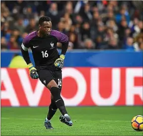  ??  ?? Steve Mandanda ne compte que 25 sélections avec l’équipe de France.