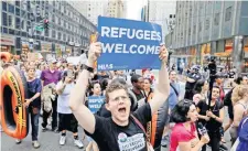  ??  ?? Manifestan­tes expresaron ayer en Nueva York su rechazo a la política migratoria del presidente Trump que permite la separación de familias.