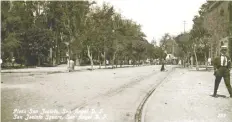  ??  ?? Un hombre eleganteme­nte vestido es captado a un costado de la Plaza San Jacinto en los 30. Al fondo se ve un tranvía que dobla justo en la esquina.