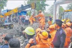  ?? SAKIB ALI /HT PHOTO ?? NDRF personnel during rescue operations in Muradnagar, Uttar Pradesh, on Sunday.