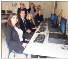  ?? (Photo M. Sk.) ?? Quatre des sept premiers diplômés « Community manager » du lycée Anne-Sophie Pic, présentés par Jean-Marc Vallée, proviseur de l’établissem­ent et Françoise Lecoubet, professeur d’économie et de gestion.