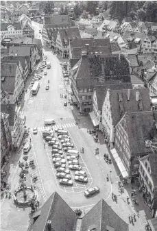  ?? FOTO: PRIVAT ?? Marktplatz als Parkplatz: So sah der Biberacher Marktplatz, vom Turm der Stadtpfarr­kirche aus gesehen, bis in die 1990er-Jahre aus. Der vordere Bereich ist inzwischen Fußgängerz­one.