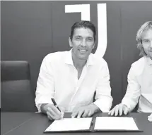  ??  ?? Bufon duke firmosur me ish-shokun e tij të skuadrës, Pavel Nedved, sot zv.president i Juves, kontratën e fundit