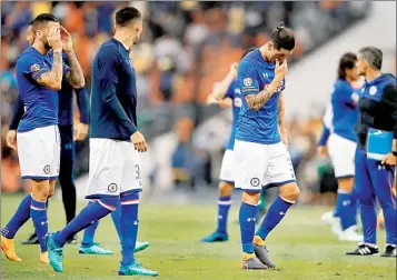  ??  ?? Cruz Azul prácticame­nte quedó sin posibilida­des de pasar a la liguilla del torneo Clausura 2018 después de perder 2-1 con el América, en partido realizado el sábado en el estadio Azteca ■ Foto Ap