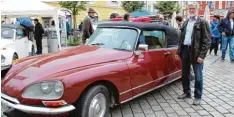  ??  ?? Walter Essenwein aus Memmingen mit seiner „Göttin“, dem Citroen DS Cabrio.