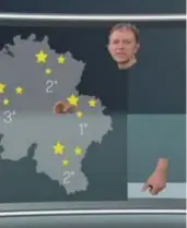  ?? FOTO'S VRT ?? Frank presenteer­de onlangs het weer in een groene outfit voor Kom op tegen Kanker. Die kleur pikken de camera’s voor de green keymuur niet op, waardoor enkel zijn handen en gezicht zichtbaar waren. “Een leuke ervaring.”