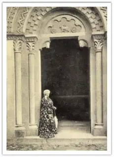  ??  ?? Meirás. Doña Emilia posa en la puerta de la capilla de las Torres, un inmueble que inauguró con la boda de su hija Blanca en 1910