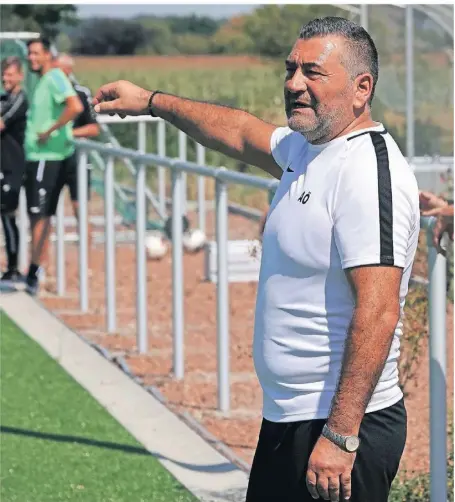  ?? FOTO: GERD HERMANN ?? Aycin Özbek musste mit dem SV Bislich zwar in die Abstiegsru­nde, dort lief es aber ordentlich. Der Coach geht nun in seine dritte Saison beim A-ligisten.