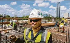  ?? Gary Fountain / Contributo­r ?? Elisandro Flores works on Park Place River Oaks at 4200 Westheimer, being built by Harvey Builders.