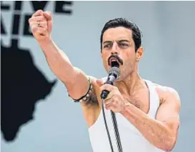  ?? (AP) ?? Freddie en la pantalla. Rami Malek logra un papel convincent­e.