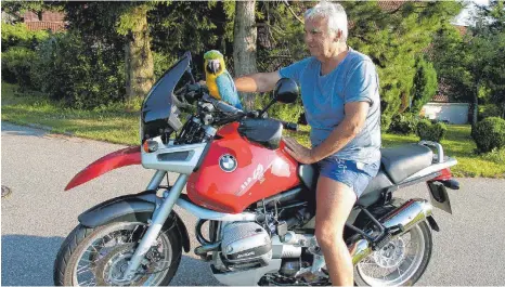  ?? FOTO: BETTINA MUSCH ?? Bibo ist ein echter Biker: Wenn Walter Wenzel seine BMW holt, sitzt der Papagei fahrbereit auf dem Lenker.