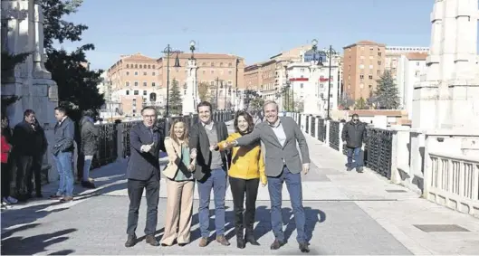  ?? ANTONIO GARCÍA / EFE ?? De izquierda a derecha, Luis María Beamonte, Ana Alós, Pablo Casado, Emma Buj y Jorge Azcón, ayer, en Teruel.