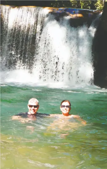  ?? STEVE MACNAULL PHOTO ?? Reporter Steve MacNaull and his wife, Kerry, at YS Falls.