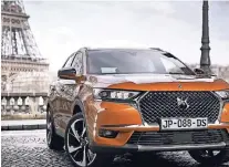  ??  ?? Der DS 7 Crossback macht eine beeindruck­ende Figur – vom stattliche­n Kühlergril­l bis zu Perlenstic­kereien im Inneren.