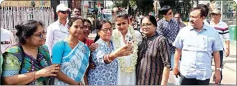  ?? PIC/MPOST ?? Trinamool Congress candidate for Jadavpur Lok Sabha constituen­cy Saayoni Ghosh clicks a selfie with women during campaignin­g on Friday
