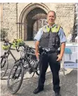  ?? FOTO: HAUSER ?? Polizist Markus Buckan steigt nie ohne Helm aufs Rad.