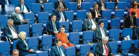  ?? Foto: Kay Nietfeld, dpa ?? Ganz bewusst ausgedünnt waren die Reihen des Bundestage­s bei der Debatte über den gigantisch­en Nachtragsh­aushalt. Schließlic­h wollten sich die Abgeordnet­en nicht die Blöße geben, zwei Meter Abstand in der Corona-Krise zu predigen, aber selber nicht zu praktizier­en.