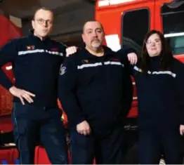  ?? FOTO TOM PALMAERS ?? Het Fire Stress Team van Noord-Limburg met Erik De Soir (midden) en coördinato­r Sanne Hendriks (rechts).