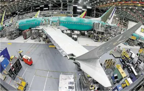  ?? AP ?? Bleiben wohl länger als geplant am Boden: Eine Boeing 737 MAX im Montagewer­k in Renton im US-Bundesstaa­t Washington.