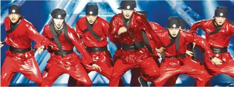  ?? Foto: Kim Hee-Chul, dpa ?? Während des K-Pop-Welt-Festivals 2016 trat auch die Hip-Pop-Tanzgruppe „Just Jerk“auf. Die Band ist ein fester Bestandtei­l des K-Pop-Universums und hat zahlreiche Fans.