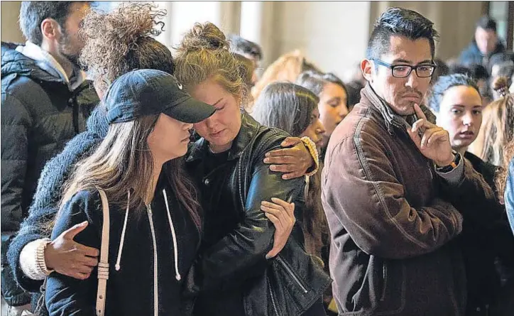  ?? MARC ARIAS ?? Recuerdos con lágrimas. En la Universita­t de Barcelona, los compañeros de las víctimas guardaron cinco minutos de silencio en recuerdo de las fallecidas