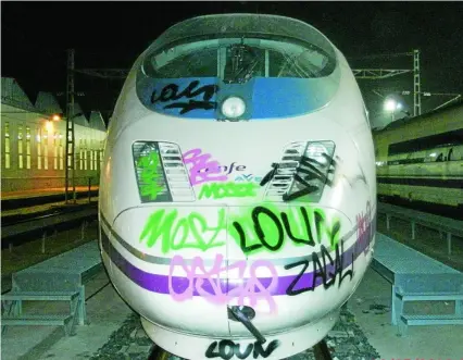  ?? EFE ?? Un tren de alta velocidad de Renfe con varias pintadas