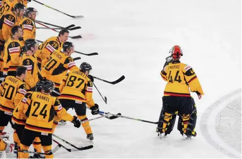  ?? Foto: Achim Scheideman­n, dpa ?? Vor sieben Jahren machte Dennis Endras beim Auftaktsie­g gegen die USA ein überragend­es Spiel. Diesmal hat es der Keeper gar nicht in den Kader von Bundestrai­ner Marco Sturm geschafft. Das wiederum spricht für eine starke Besetzung auf der Torhüter...