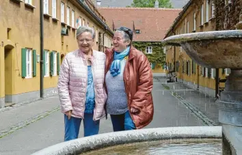  ?? Foto: Annette Zoepf ?? Ilona Barber (links) und Johanna Grünwald sind zwei der rund 150 Menschen, die für eine Kaltmiete von 88 Cent in der Augsbur‐ ger Fuggerei wohnen dürfen.