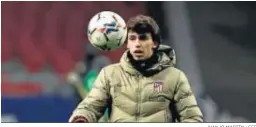  ?? JUANJO MARTÍN / EFE ?? Joao Félix juguetea con un balón antes de un partido del Atlético.