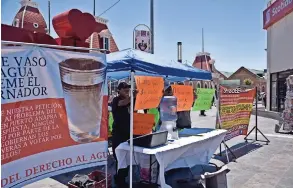  ??  ?? MANTAS Y cartulinas de repudio y denuncia en el primer cuadro de la ciudad