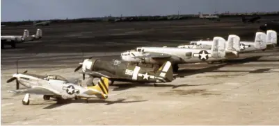  ??  ?? The P-51 belongs to the 530th and the P-47 belongs to the 91st
Fighter Group. This scene was filmed in Kiangwan Airbase in Shanghai, China during the summer of 1945. (Photo courtesy Thompson Collection)