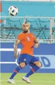  ??  ?? ► Vidal mira el balón en el amistoso ante Perú.