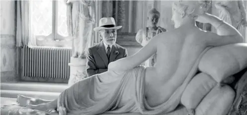  ??  ?? bernard & paolina | Il conoscitor­e Bernard Berenson ammira il gruppo statuario di Antonio Canova «Paolina Borghese come Venere vincitrice» conservato nella Galleria Borghese di Roma