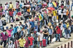  ?? PRATIK CHORGE/HT ?? Hundreds of migrants gather at LTT, to board trains to their home states, on Monday.