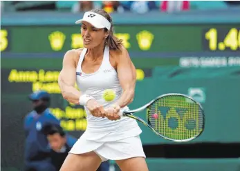  ?? FOTO: DPA ?? Einer ihrer wohl letzten Auftritte: Martina Hingis während des glatt gewonnenen Doppels mit Yung-Jan Chan aus Taiwan gegen Anna-Lena Grönefeld aus Deutschlan­d und Kveta Peschke aus Tschechien.